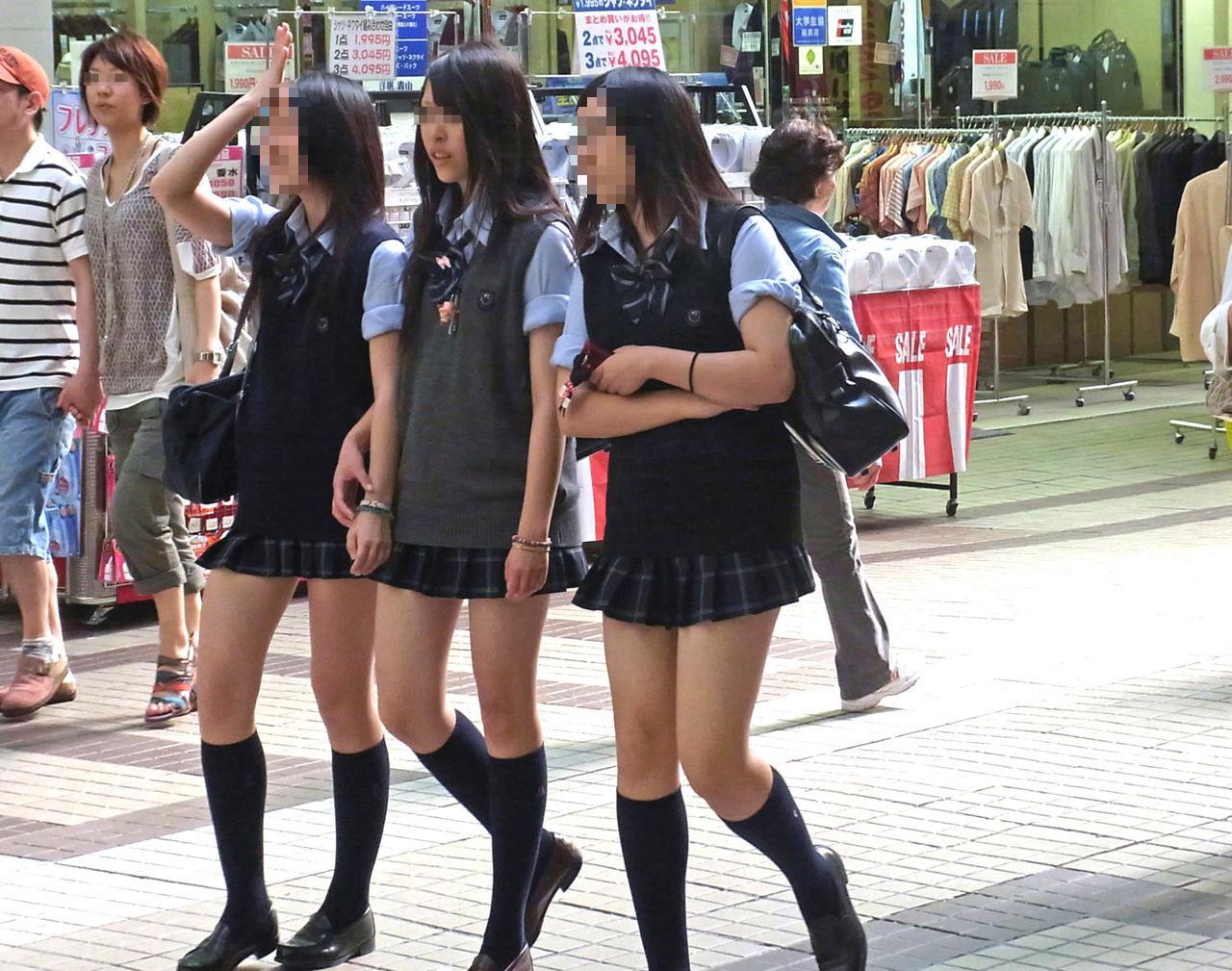 日本に元気を！天然の現役女子高生様によるフトモモ見せまくりサービス写真 part3
